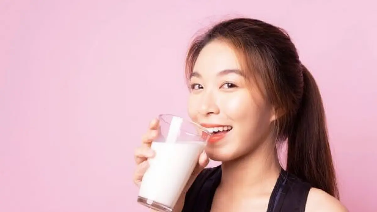 Minum susu. 