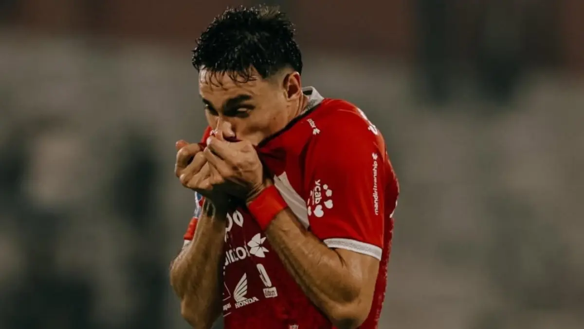 OPTIMIS: Bek Bali United Joao Ferarri usai mencetak gol ke gawang Malut United pekan lalu. (IG @baliunitedfc)