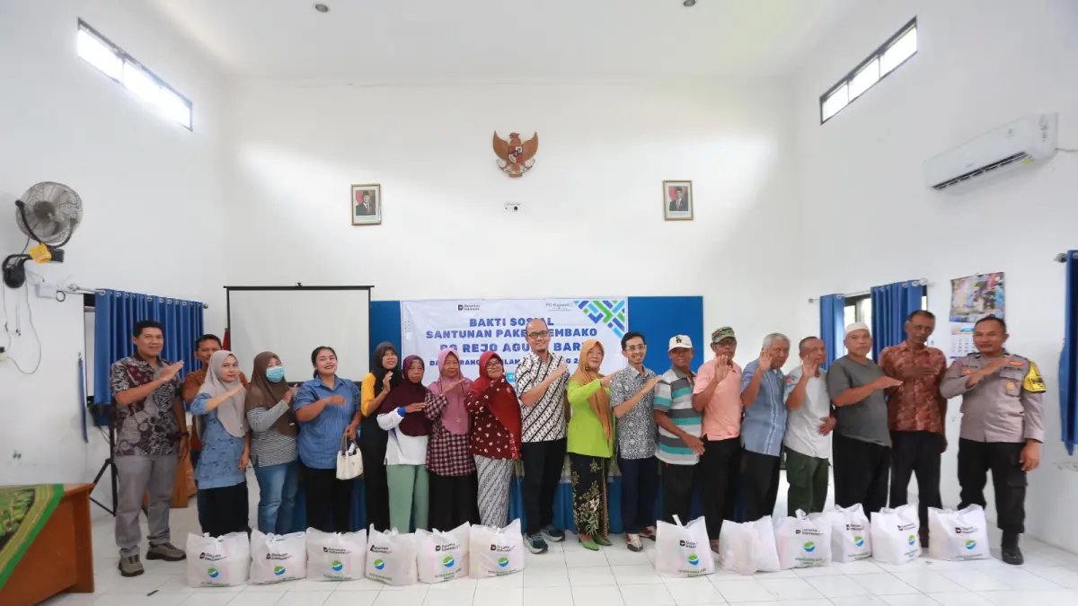 Penyaluran bantuan sembako oleh PG Rejo Agung Baru kepada warga di Kelurahan Tawangrejo menjelang musim giling. BAGAS BIMANTARA/RADAR MADIUN