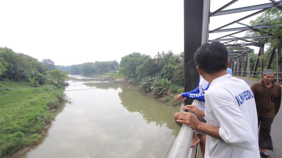 Petugas dan warga melakukan pencarian remaja hilang di sekitar Jembatan Ngujur, Magetan. FOTO: AJI PUTRA/RADAR MAGETAN