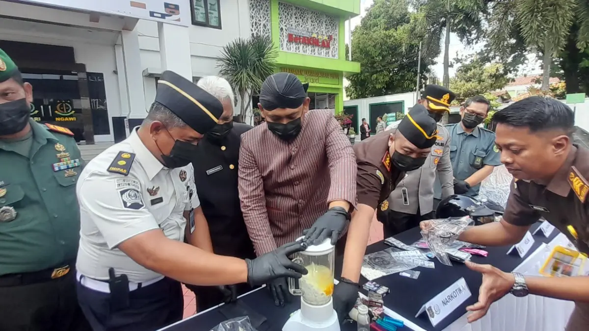 Petugas Kejari Ngawi memusnahkan barang bukti narkotika dan barang sitaan lainnya sebagai bentuk akuntabilitas penegakan hukum. ASEP SYAEFUL/RADAR NGAWI