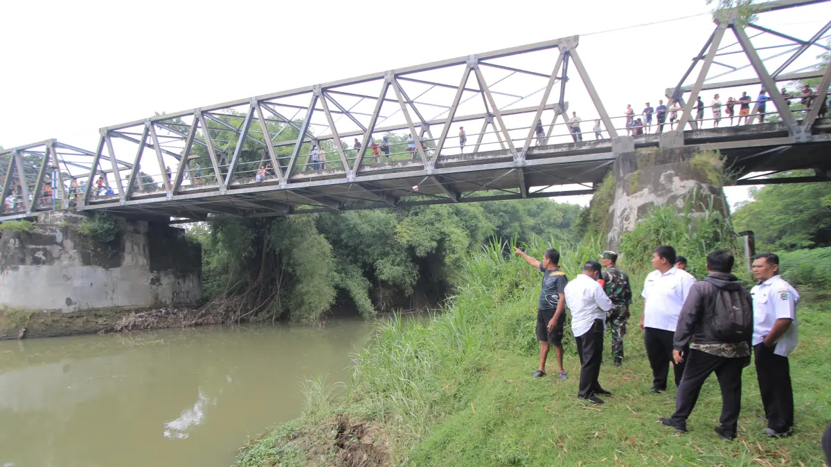 Sepeda motor tanpa pemilik ditemukan di Jembatan Ngujur, memicu pencarian oleh petugas dan warga. FOTO: AJI PUTRA/RADAR MAGETAN