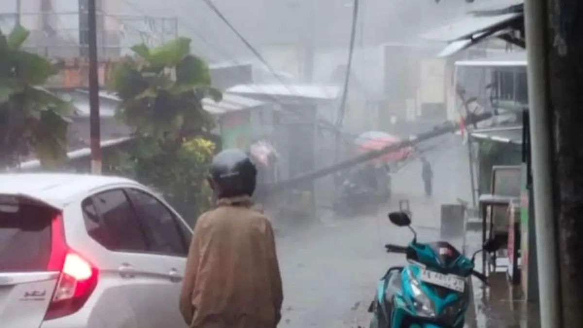 Tiang listrik roboh di Pasar Gayam, Pacitan, usai hujan deras dan menimpa rumah warga. FOTO: TANGKAPAN LAYAR