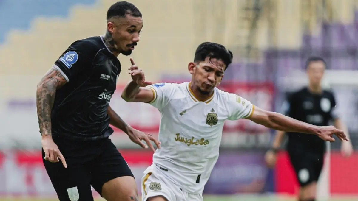UNGGUL SEMENTARA: Pemain Persis mendapat kawalan ketat dari pemain Bhayangkara FC. (IG @persisofficial)
