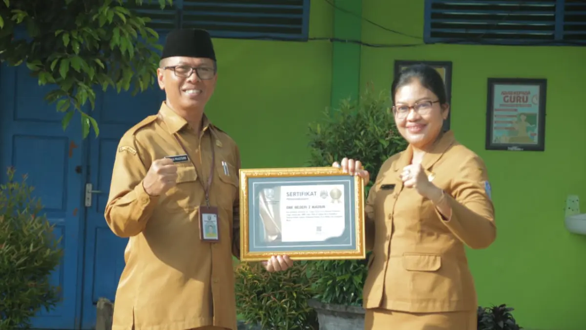 AKADEMIK: Kepala SMKN 2 Madiun Puguh Prastomo mendapatkan penghargaan peringkat ketiga se-cabdindik sebagai SMK yang terbanyak meloloskan siswanya ke SNBP. (SMKN 2 MADIUN)