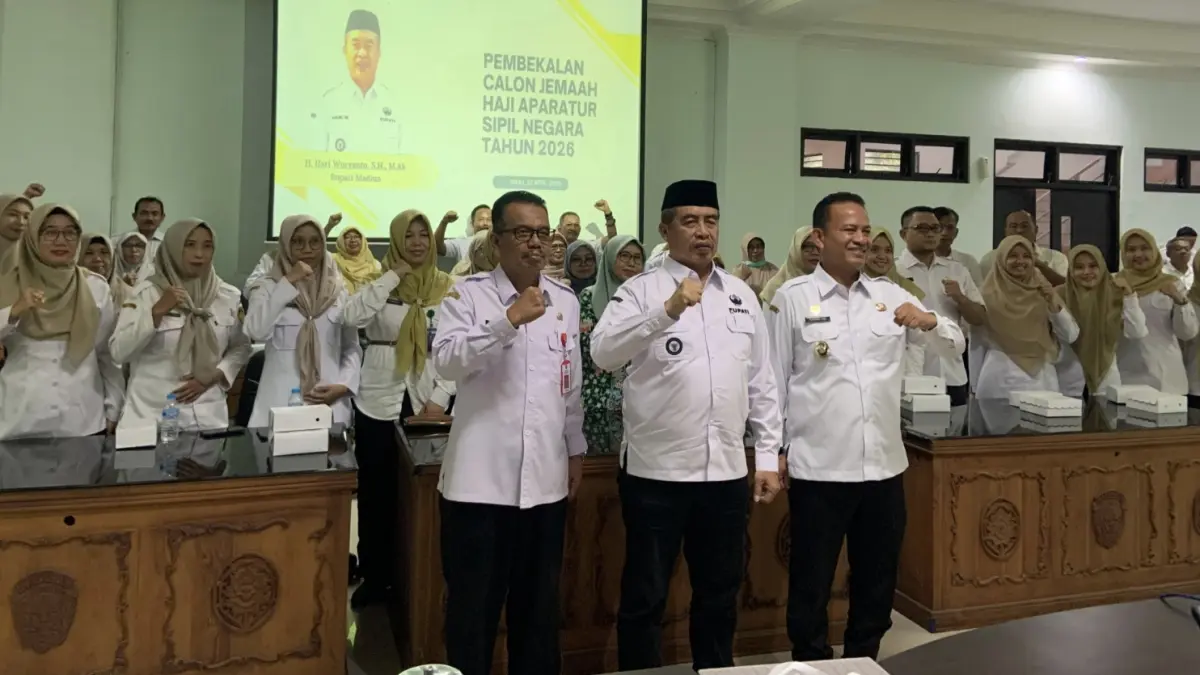 Bupati Madiun melepas ASN yang akan berangkat haji dalam acara pamitan di Puspem Caruban. LODITYA FERNANDES/RADAR MADIUN