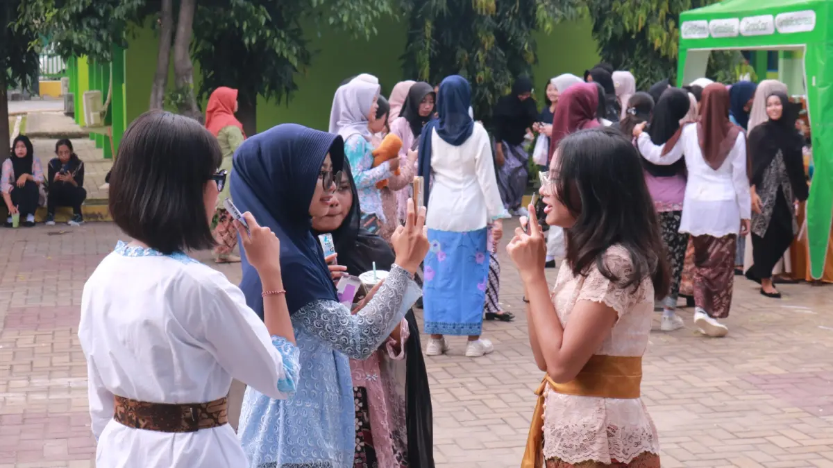 CERDAS CERMAT KARTINI: Puguh Prastomo bersama dengan para siswanya dalam Battle of Nusantara Taste di lobi sekolah, Rabu (21/4). (SMKN 2 MADIUN)