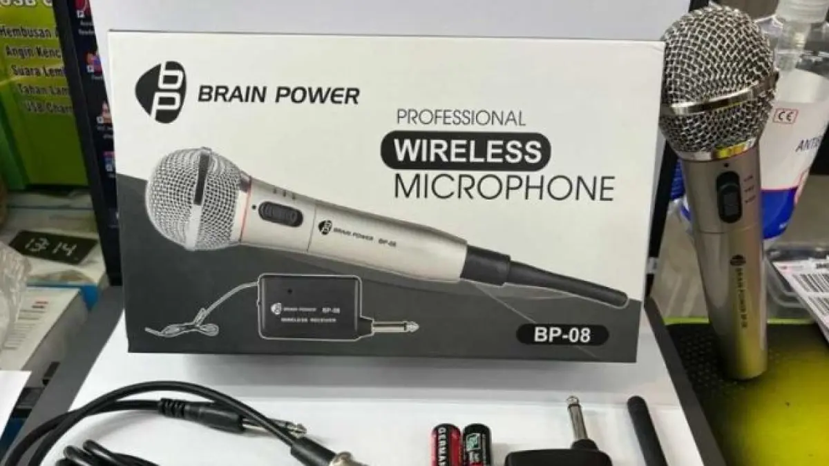 Ilustrasi mikrofon wireless vs kabel.