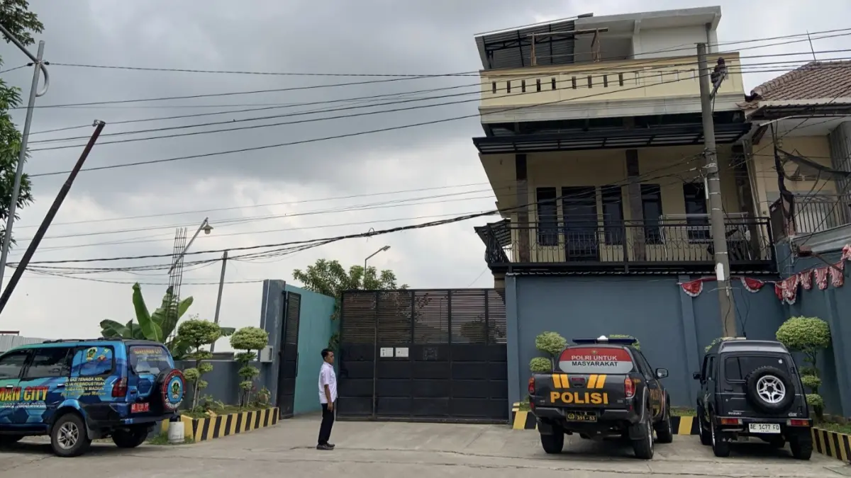 Kantor CV Sukses Jaya Abadi di Madiun didatangi oleh disnakerin dan petugas kepolisian setempat kemarin (22/4). LODITYA FERNANDES/RADAR MADIUN