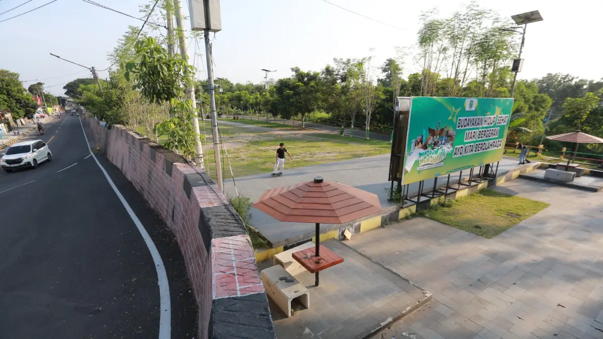Kawasan Bantaran Madiun yang pengelolaan parkirnya dilakukan masyarakat dan bukan aset pemkot. BAGAS BIMANTARA/RADAR MADIUN