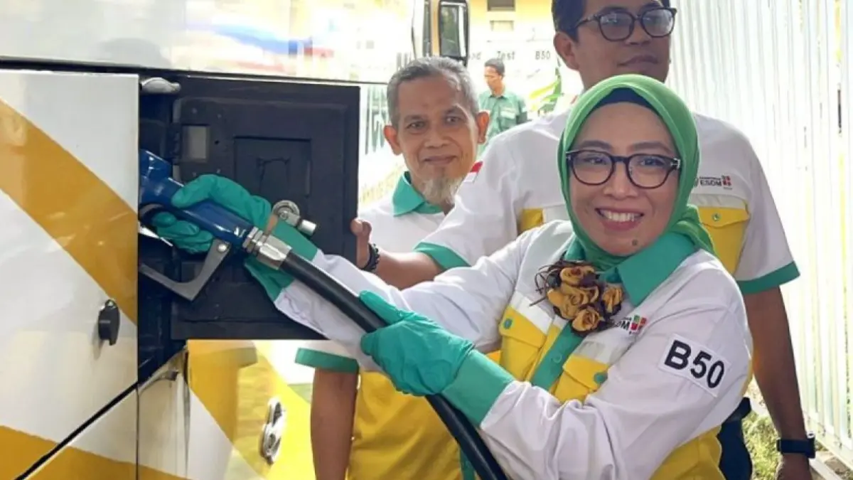 Pengisian Biodiesel B50 sebagai BBM untuk bus. (ANTARA)
