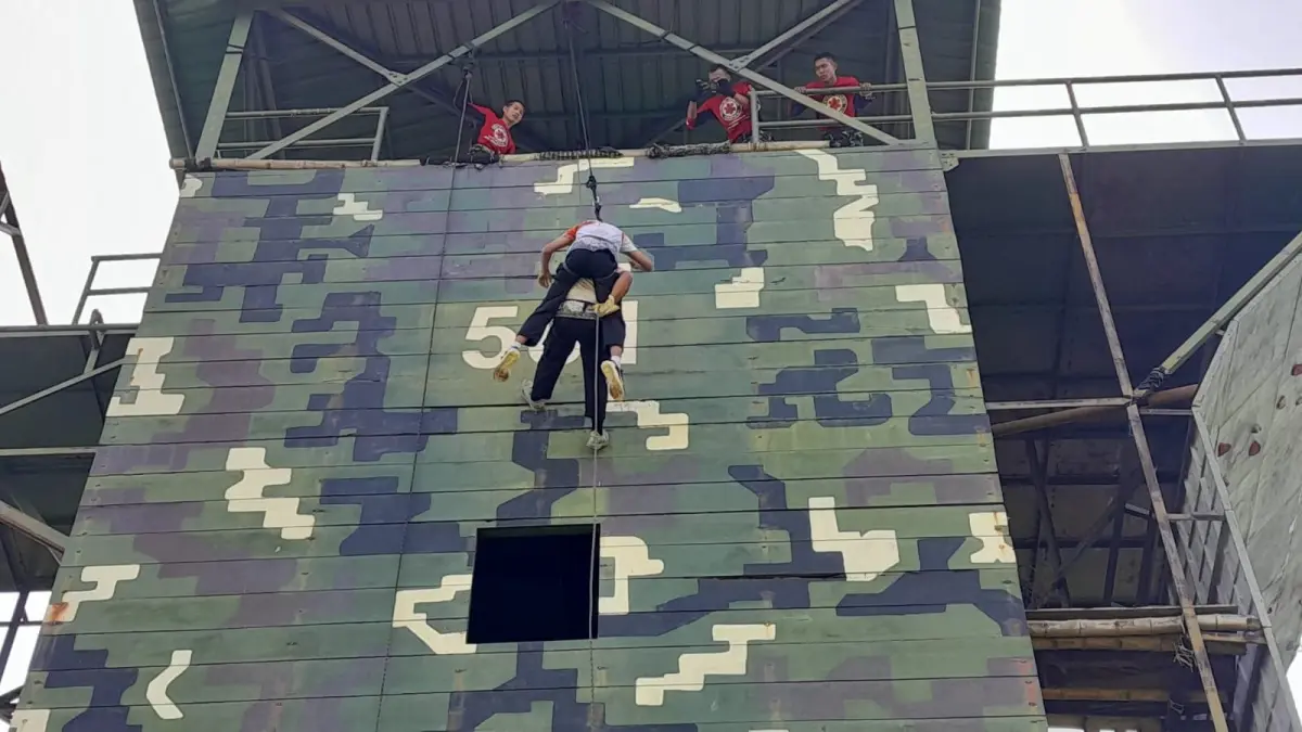 Personel BPBD Kota Madiun mengikuti pelatihan vertical rescue di Yonif 501. FOTO: BPBD KOTA MADIUN