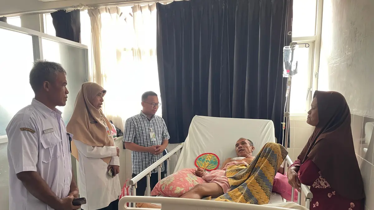 Perwakilan BPJS Ketenagakerjaan Pacitan menjenguk ketua RT yang menjadi korban kecelakaan kerja di RSUD dr Darsono.