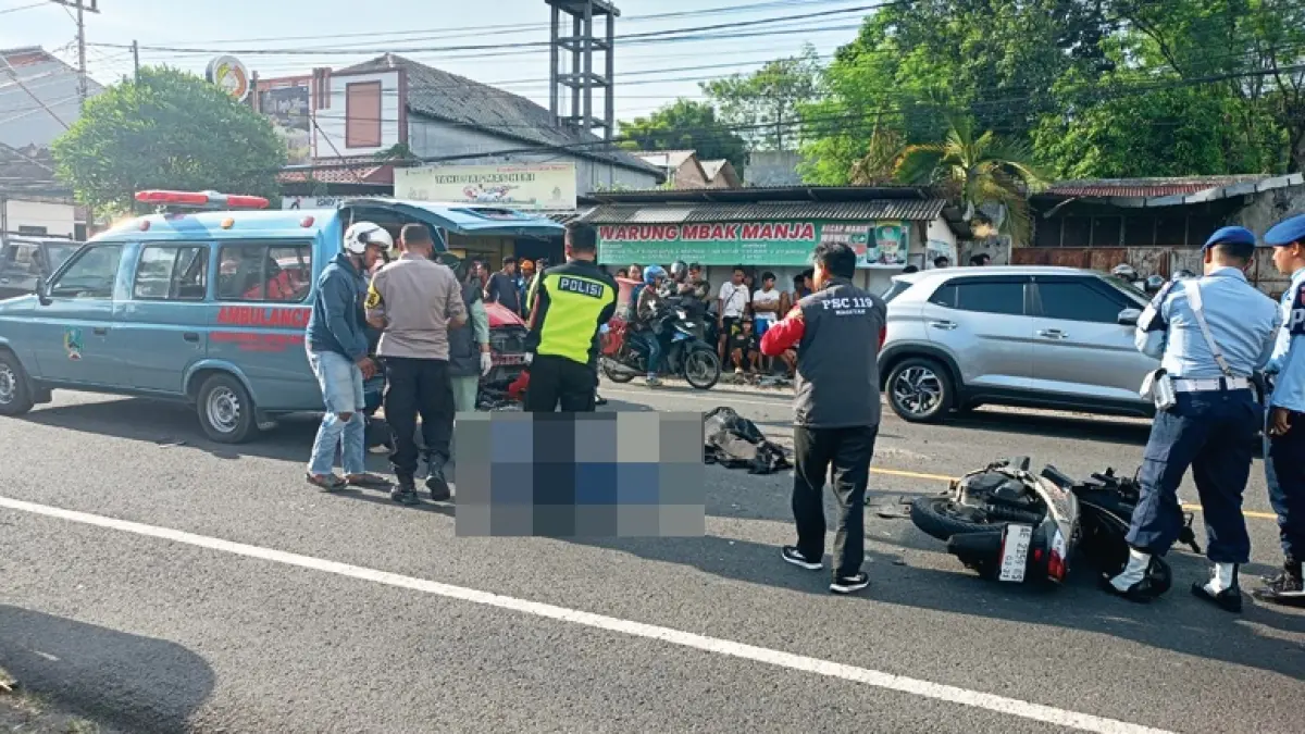 Petugas melakukan olah TKP kecelakaan maut di Jalan Raya Maospati–Magetan. FOTO: SATLANTAS POLRES MAGETAN