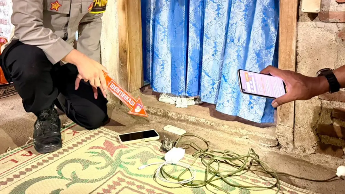 Petugas memeriksa stopkontak rusak di lokasi ibu muda tewas tersengat listrik di Sampung. FOTO: POLSEK SAMPUNG