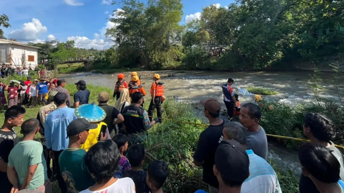 Petugas mengevakuasi jasad korban yang ditemukan di aliran Sungai Tebon, Gemarang. FOTO: POLSEK GEMARANG