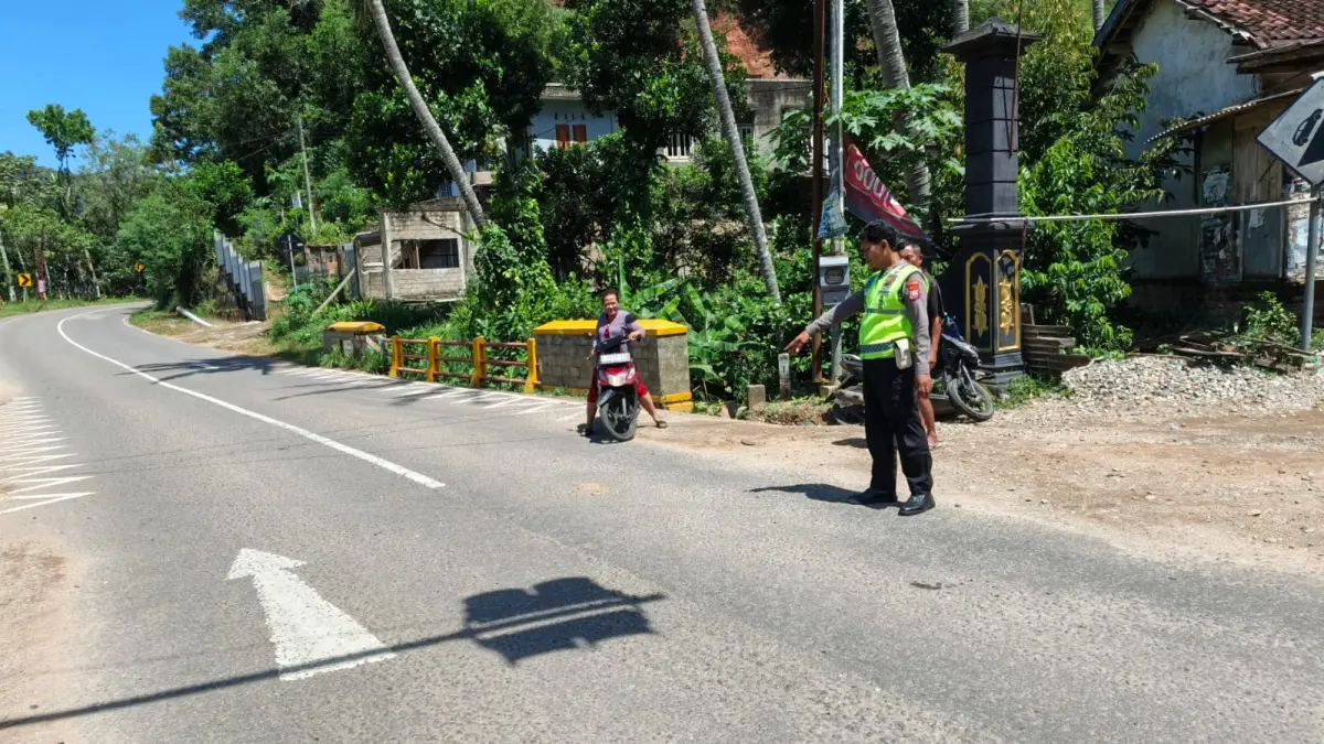 Petugas menunjukkan lokasi kecelakaan akibat rem blong di Desa Kebondalem, Tegalombo. FOTO: POLSEK TEGALOMBO