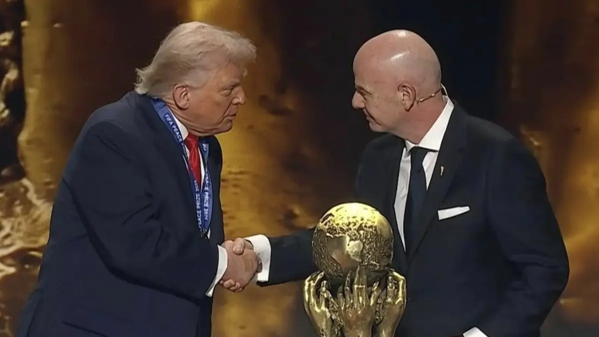 Presiden AS Donald Trump bersama dengan Presiden FIFA. Kontroversi Piala Dunia 2026 muncul setelah usulan pergantian Iran dengan Italia. FOTO: FIFA