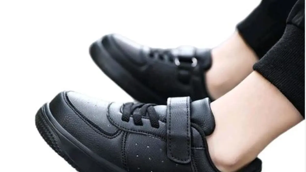 Sepatu sekolah anti licin. 
