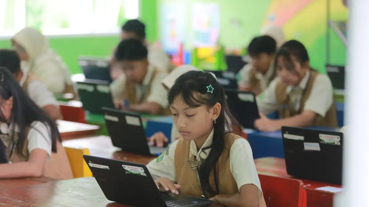 Siswa SD di Kota Madiun mengikuti TKA 2026 berbasis digital menggunakan chromebook. BAGAS BIMANTARA/RADAR MADIUN