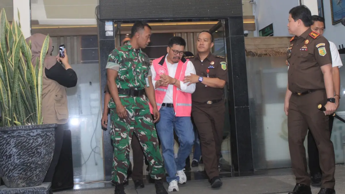 Tersangka kasus korupsi dana pokir DPRD Magetan digiring penyidik menuju mobil tahanan. AJI PUTRA/RADAR MAGETAN