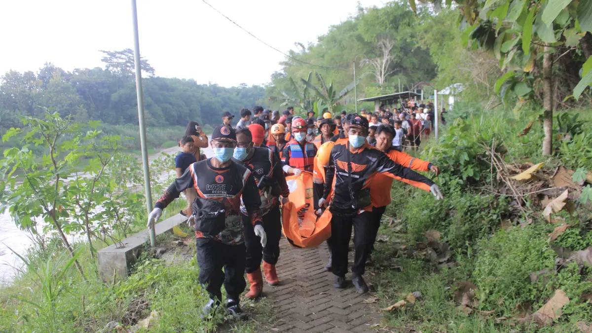Tim SAR mengevakuasi korban yang ditemukan di sekitar Jembatan Ngujur, Bengawan Solo. FOTO: AJI PUTRA/RADAR MAGETAN