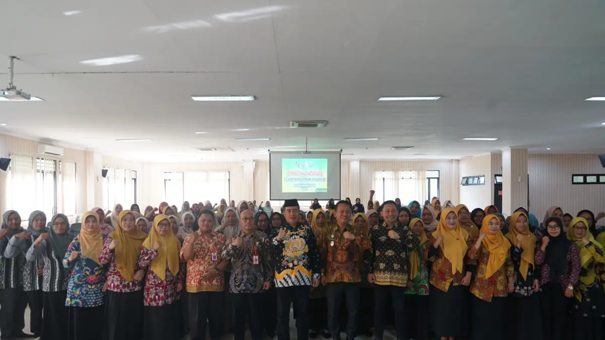 UJUNG TOMBAK: Bupati, wabup, kepala dinkes dan puluhan kader posyandu berkomitmen memberikan layanan terbaik selepas mengikuti pelatihan.&nbsp;(LODITYA FERNANDEZ/RADAR MADIUN)
