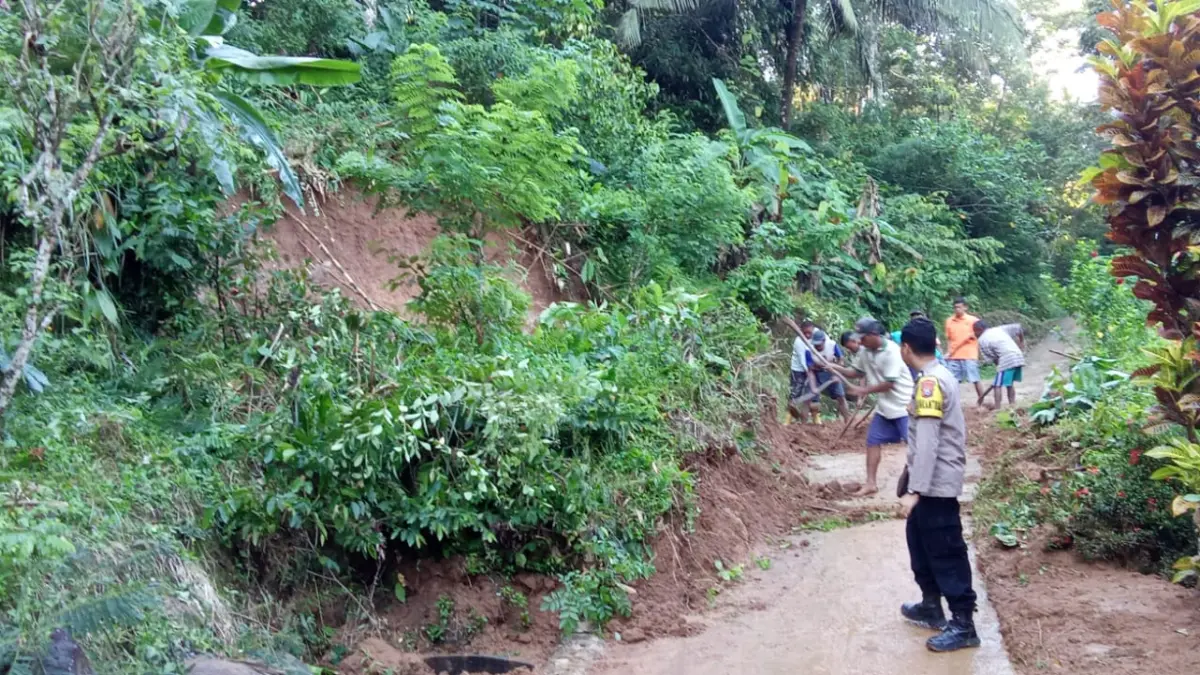 Warga membersihkan material longsor yang menutup akses jalan di Kebonagung. FOTO: POLSEK KEBONAGUNG