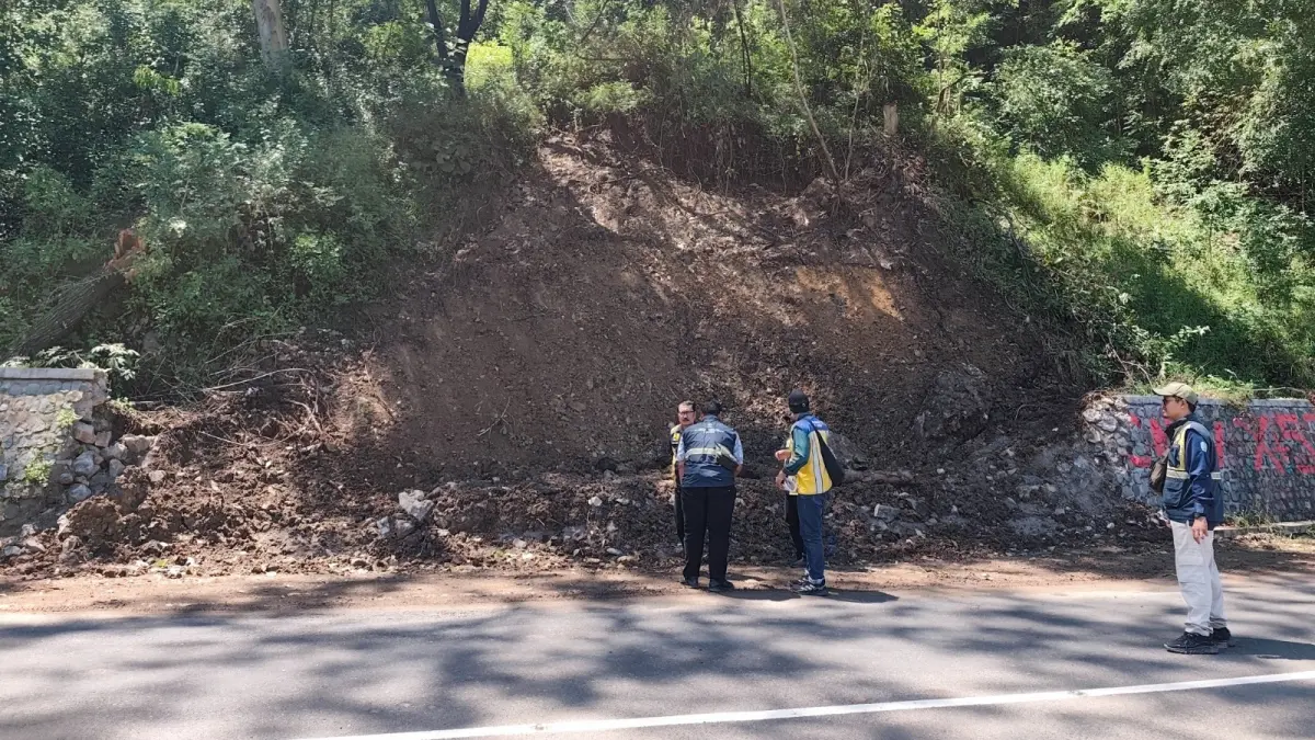 Anggota DPRD Jatim meninjau lokasi longsor di Jalur Poci, Ponorogo. SUGENG DWI N/RADAR PONOROGO