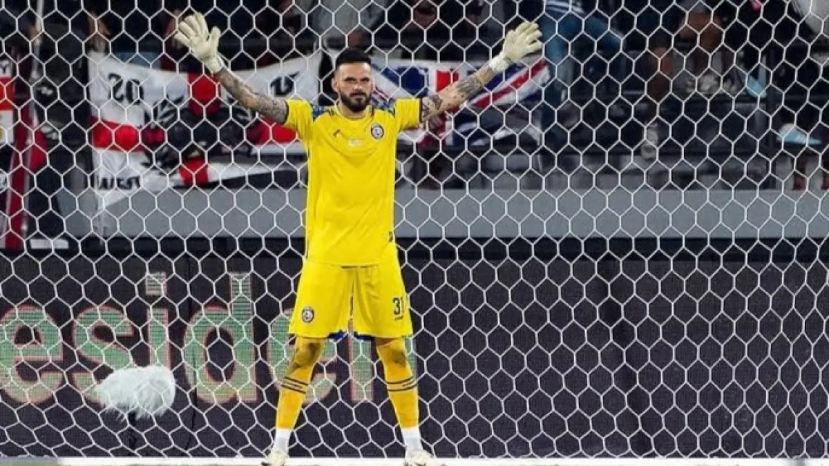 BENTENG KOKOH: Kiper Arema FC Lucas Firgeri menjadi satu-satunya penjaga gawang yang tidak bisa dijebol Persib di GBLA hingga pekan ini. (IG @lucasfrigeri01)