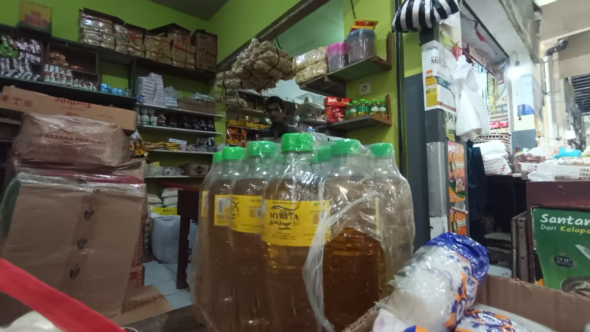 Harga minyak goreng di Pasar Minulyo naik akibat pasokan terbatas. NUR CAHYONO/RADAR PACITAN