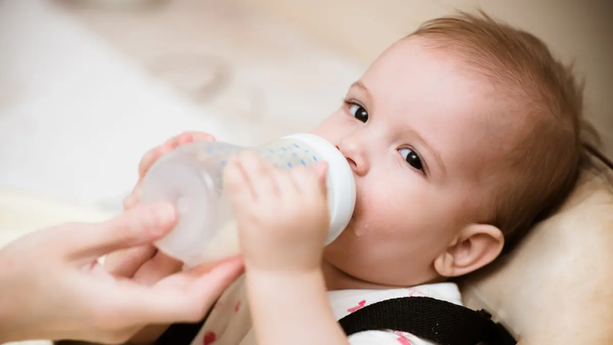 Ilustrasi anak bayi minum susu pakai dot. (KLIK DOKTER)
