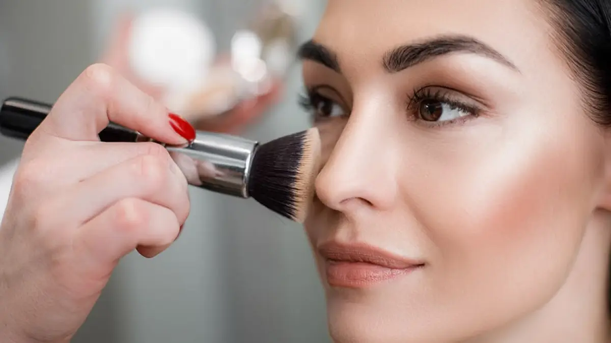 Ilustrasi Menggunakan Make up. (Pinterest/dhernia) 