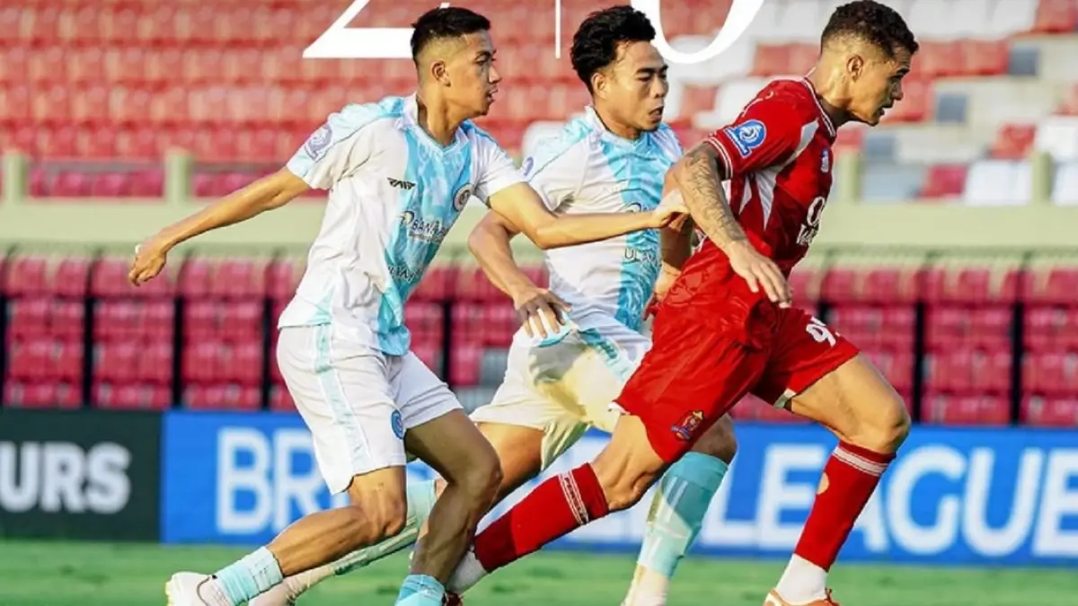 KERAS: Pemain Persijap Jepara mendapat kawalan dua pemain PSBS Biak dalam pertandingan pekan ke-29 BRI Super League 2025/26, Jumat (24/4). (IG @persijap_jepara)
