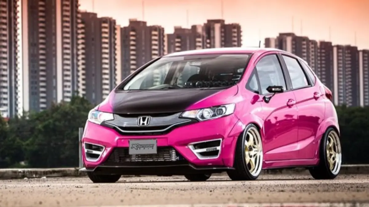 Modifikasi Honda Jazz GK5 tampil imut dengan warna pink. (xo-autosport.com)