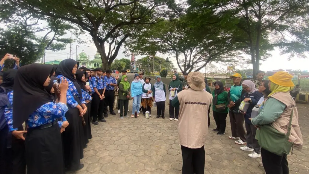 Pertamina Patra Niaga FT Madiun memperingati Hari Bumi dengan menuangkan 350 liter eco-enzyme ke Sungai Bengawan Madiun untuk menjaga kualitas air.