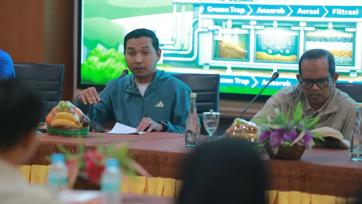 Plt Wali Kota Madiun memberikan arahan kepada pengelola SPPG terkait standar operasional MBG. BAGAS BIMANTARA/RADAR MADIUN