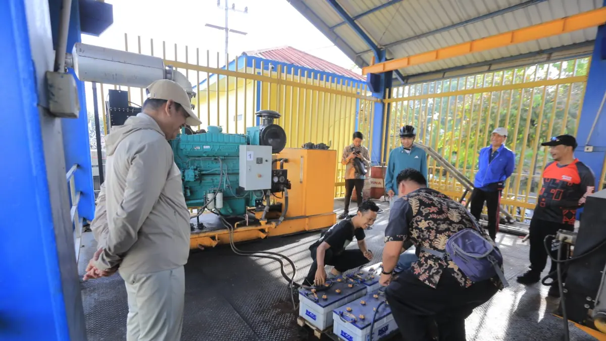 Plt Wali Kota Madiun mengecek pompa air sebagai antisipasi genangan, kemarin (23/4). BAGAS BIMANTARA/RADAR MADIUN
