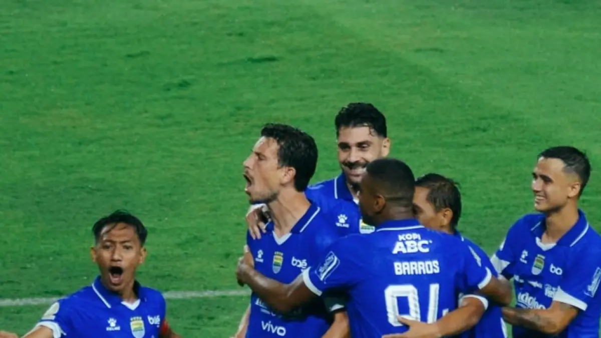 PREDIKSI: Skuad Persib Bandung diramalkan menang tipis atas tamunya Arema FC pada pekan ke-29 BRI Super League. (IG @persib)
