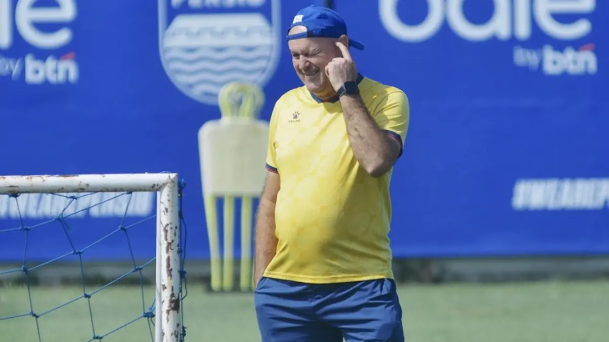 SANTAI: Pelatih Persib Bandung Bojan Hodak. (IG @persib)