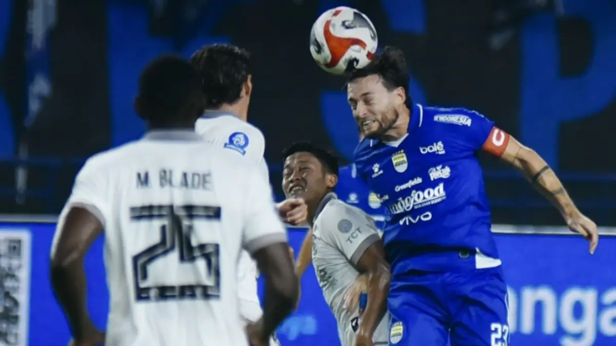 SENGIT: Kapten Persib Marc Klock berebut bola dengan pemain Arema FC. (IG @persib)