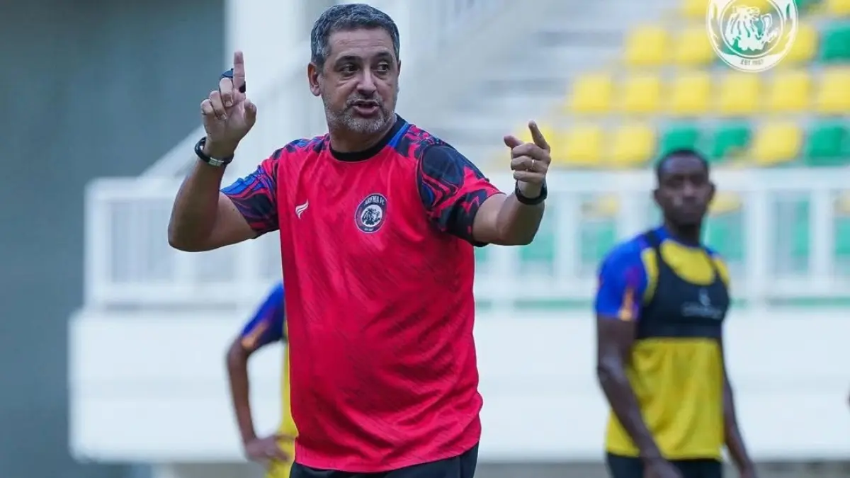 SIAPKAN KEJUTAN: Pelatih Kepala Arema FC Marcos Santos siap bikin kejutan untuk Persib Bandung di GBLA. (IG @aremafcofficial)