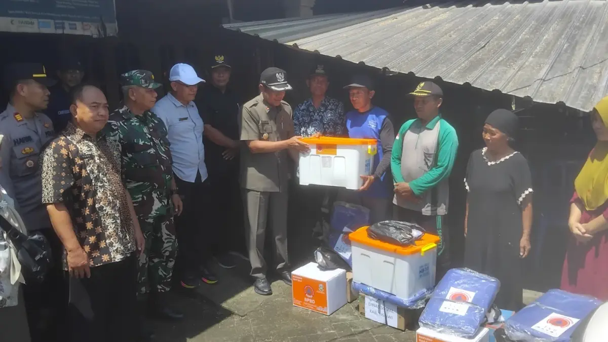 Wabup Ngawi menyerahkan bantuan logistik kepada warga terdampak puting beliung. ASEP SYAEFUL/RADAR NGAWI