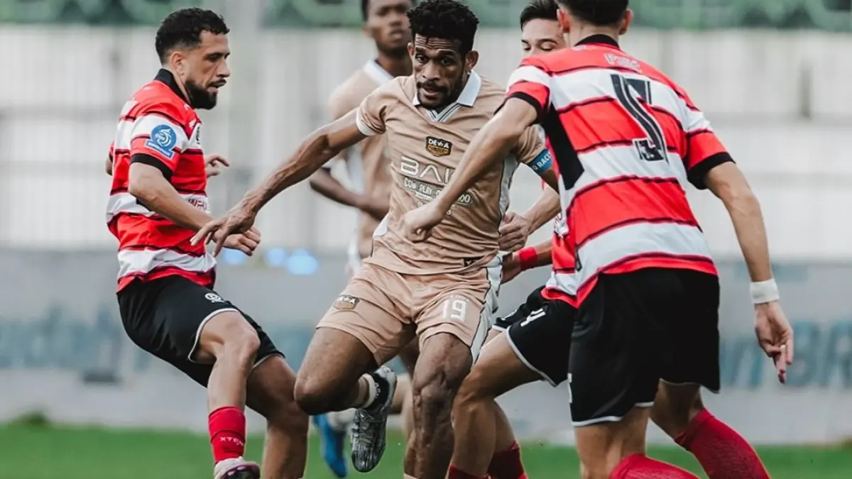 CETAK BRACE: Kapten Dewa United Ricky Kambuaya berhasil mencetak dua gol dan membawa timnya menang atas Madura United. (IG @dewaunitedfc)