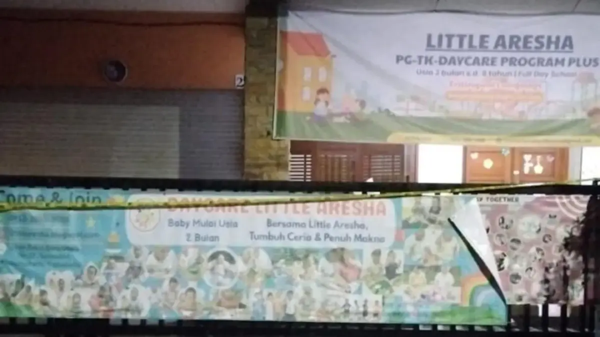 Daycare Little Aresha dipasangi garis polisi menyusul temuan tindak penganiayaan terhadap anak. (RADAR JOGJA)