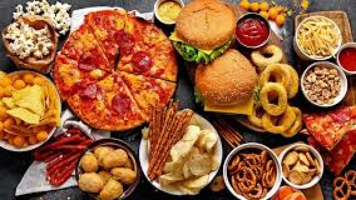 Ilustrasi makanan ultra proses seperti burger, pizza, nugget, dan aneka camilan dalam kemasan lainnya.