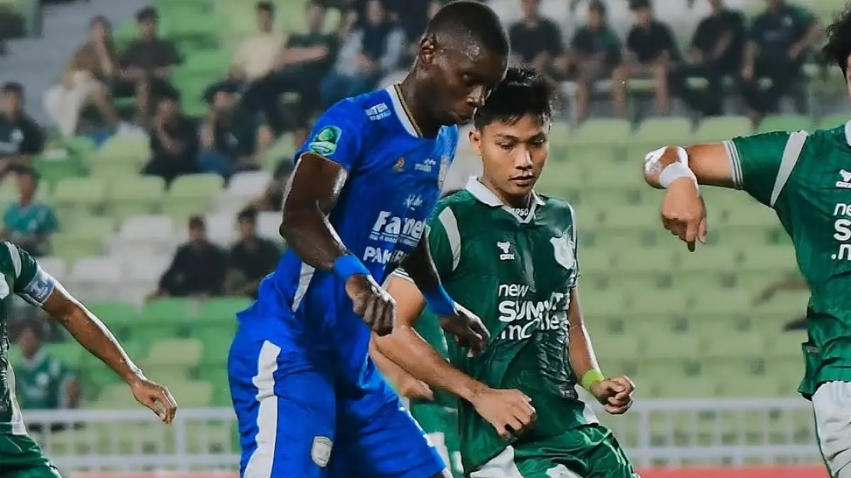 IMBANG: Pemain Adhyaksa FC mendapat kawalan ketat dari pemain PSMS Medan dalam laga pekan ke-26 Pegadaian Championship. (IG @adhyaksafcbanten)