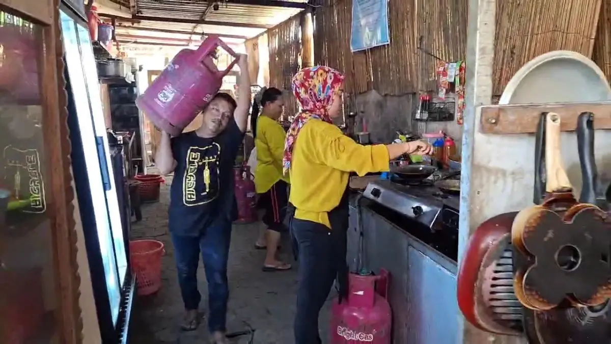 Karyawan mengangkat tabung elpiji 12 kg yang kini sulit didapat. FOTO: ASEP SYAEFUL/RADAR NGAWI