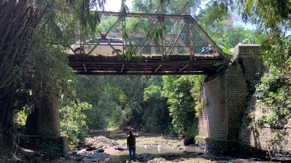 Kondisi penyangga Jembatan Bulu yang retak parah dan berpotensi ambrol. LODITYA FERNANDES/RADAR MADIUN