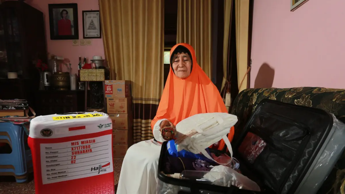 Mak Sih bersiap berangkat haji setelah menabung puluhan tahun. BAGAS BIMANTARA/RADAR MADIUN